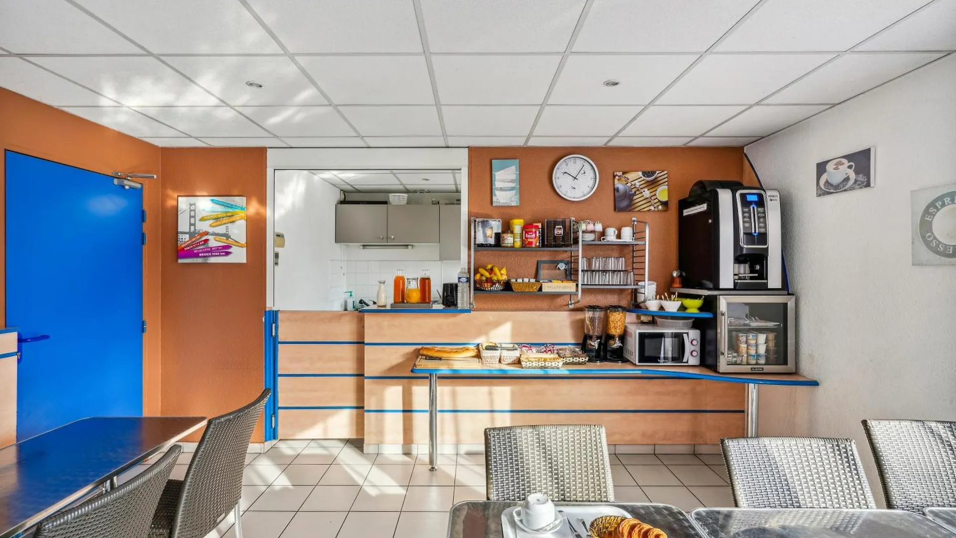 Hotel Akena Chateaurenard - Parc Des Expositions Avignon 2*,